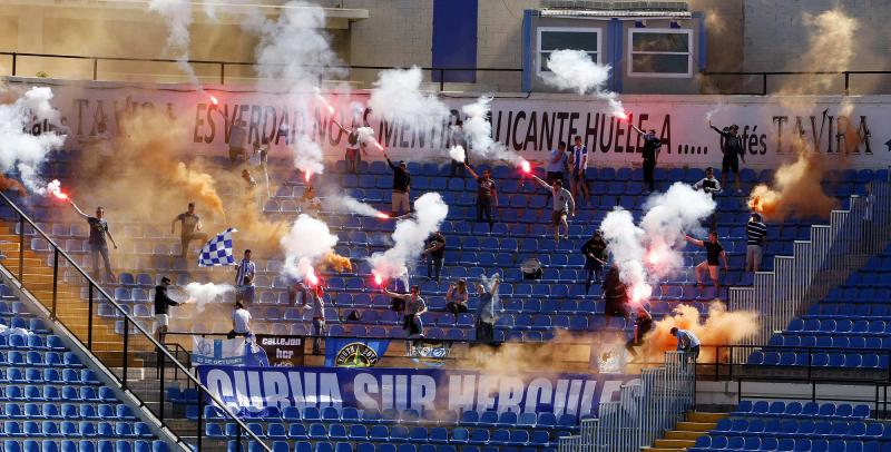 CurvaSur2008's tweet photo. Hoy el grupo está de aniversario. 13 años han pasado desde la primera vez que colgamos una de nuestras pancartas. Son momentos difíciles para el Hércules, pero nuestra pasión no entiende de categorías. ¡Larga vida a Curva Sur! https://t.co/FuaA0mGWFD