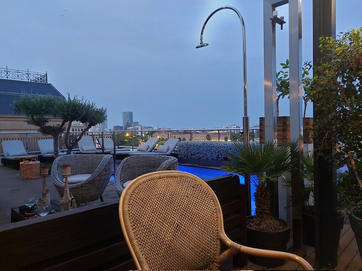 PhilippeRegol's tweet photo. Cena ligera en la azotea d @serrashotel asesorado por #MarcGascons
Bonitas vistas sobre el #PortVell 
Buena croqueta de jamón. Excelentes bravas (faltaba salsa). 
Un poco soso el picadillo d verduras del salpicón d bogavante.
Y buen coulant:hacía tiempo q no comía este postre. https://t.co/v5NYJgjaH1