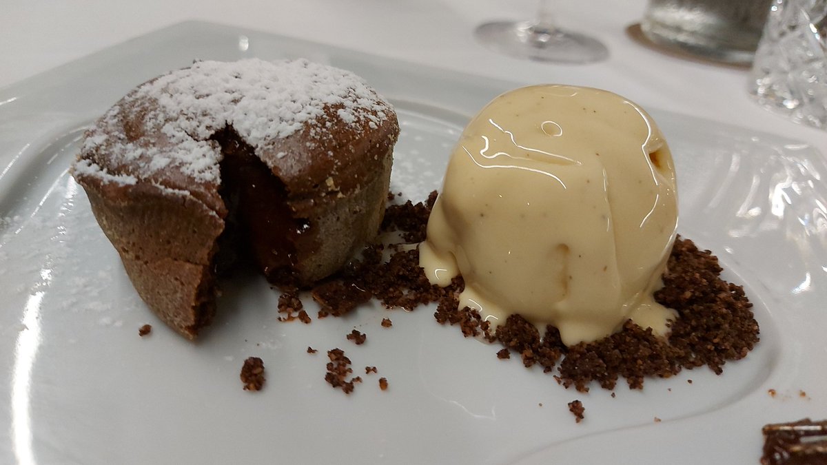 PhilippeRegol's tweet photo. Cena ligera en la azotea d @serrashotel asesorado por #MarcGascons
Bonitas vistas sobre el #PortVell 
Buena croqueta de jamón. Excelentes bravas (faltaba salsa). 
Un poco soso el picadillo d verduras del salpicón d bogavante.
Y buen coulant:hacía tiempo q no comía este postre. https://t.co/v5NYJgjaH1