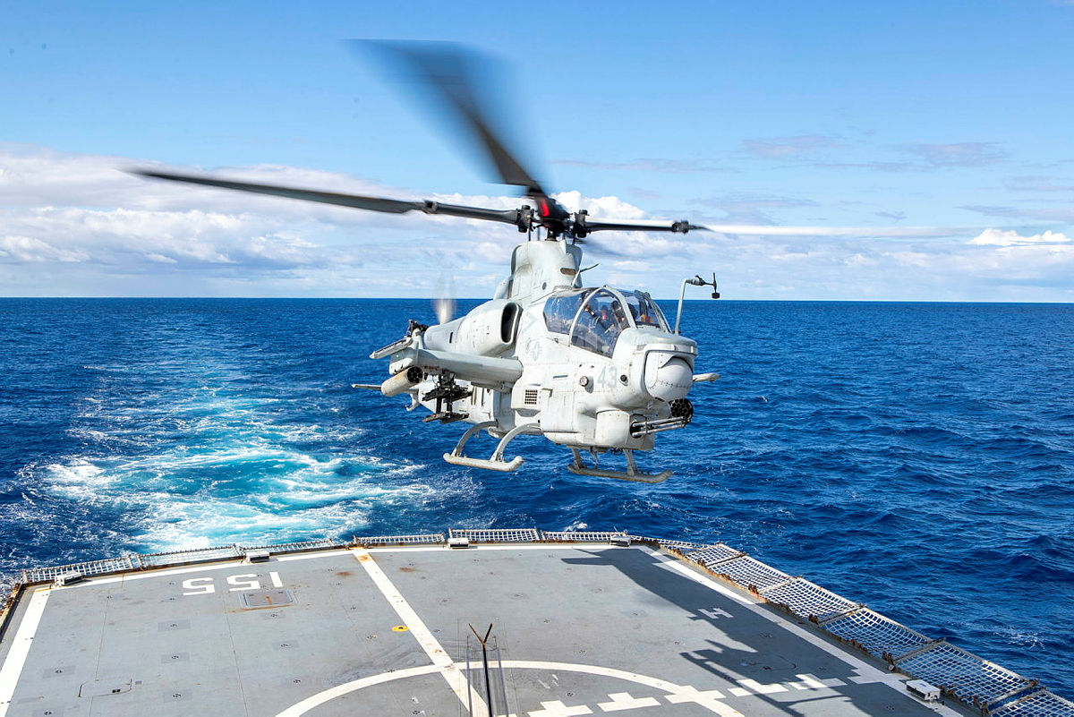 #HMASBallarat had the opportunity to work alongside @USNavy's #USSNewOrleans during cross-deck landing activities in the Western Pacific. US-led Large Scale Global Exercise 2021 and similar exercises enable #AusNavy to strengthen bonds with our partner nations. #YourADF 🇦🇺🚁⚓🇺🇸