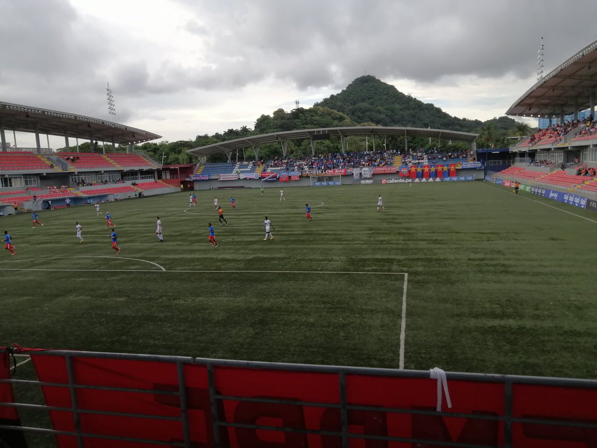 CamiloBroce1's tweet photo. De vuelta a la cancha después de más de un año. #sportingvsplaza #maracana @BarraAcademica #yosoysporting #porlasegundaestrella https://t.co/ZyyoqYSJog