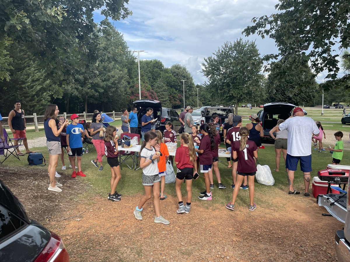 GloriannFavale's tweet photo. Some tailgating fun with some of the 2010 Carolina Velocity Bayern squad pre game! #squadgoals @TheNCCourage @CVFC2018 https://t.co/gQsHhELeJ8