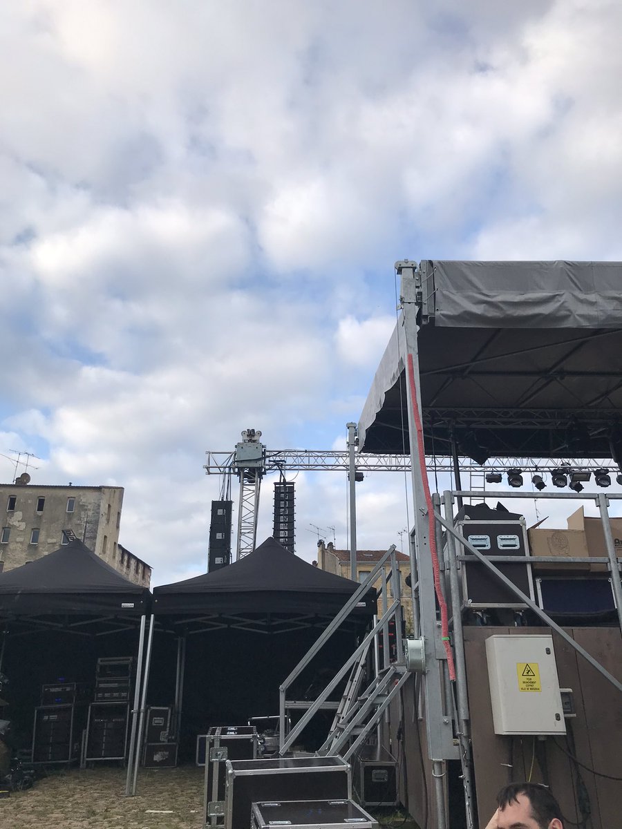 MoiraLillyB's tweet photo. front and backstage ✨ https://t.co/aQP35RFSbC