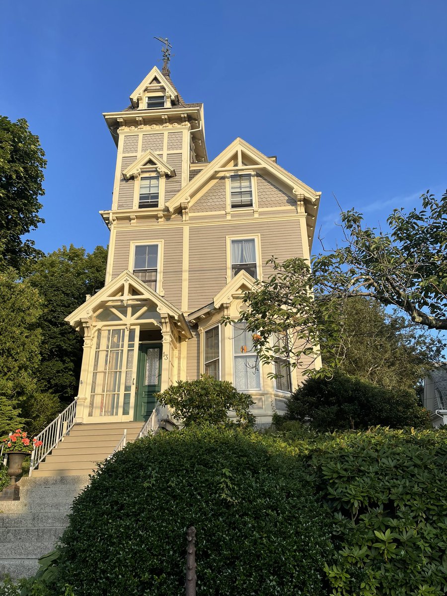 Nosocialize's tweet photo. The Addams Family but under witness protection.
#addamsfamily #iwanttogotothere https://t.co/P8e1q8i23r