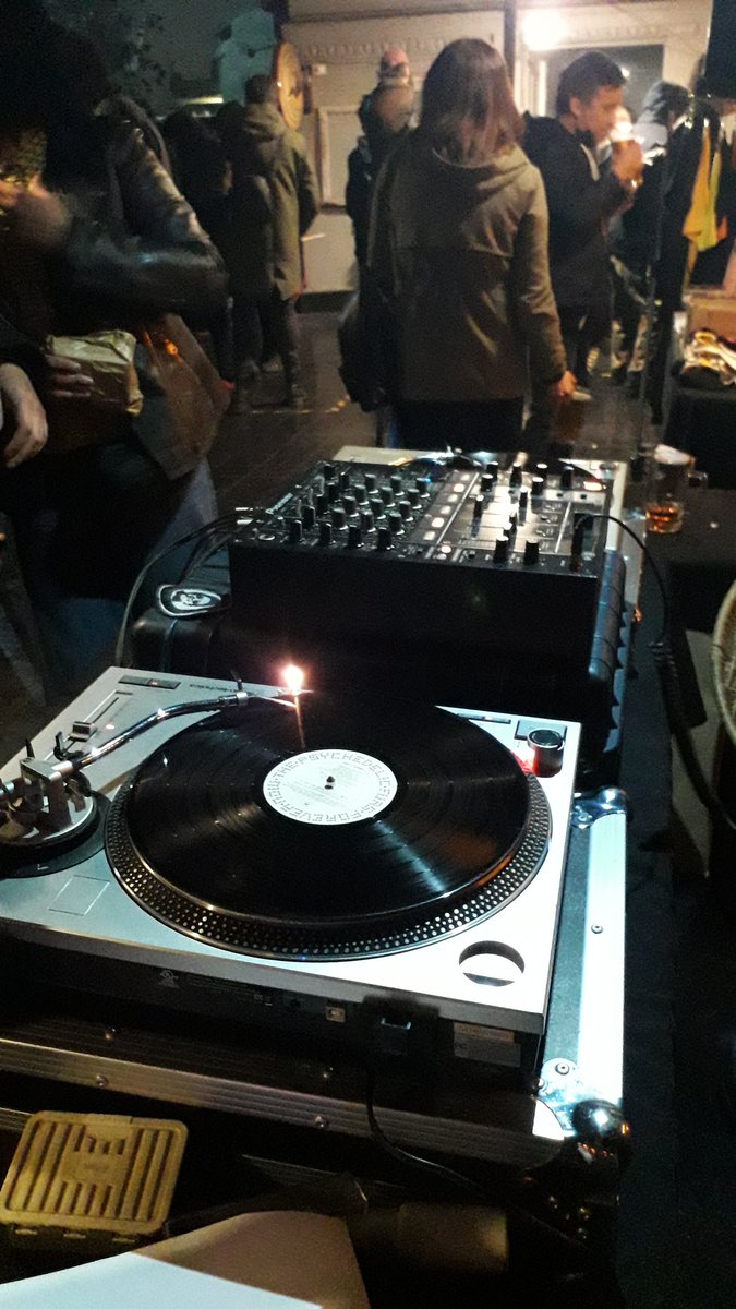 Terminando la jornada de #pinchadiscos en Vinilmagnética.