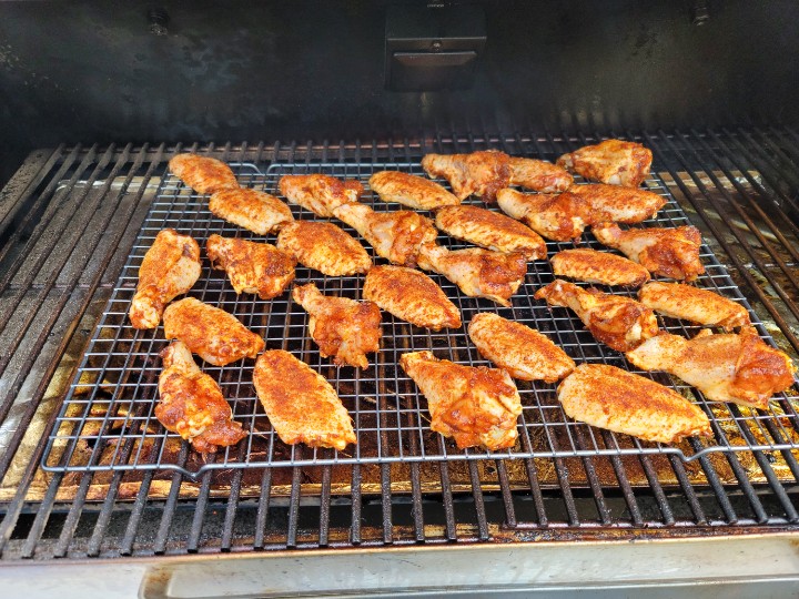xJawlz's tweet photo. Spur of the moment wings. The wife's brother came over so had to do something good. Smoked at 400° for the crispy skin with the wife's home made rub. @bbqdadjody @recteq_official #bbq #recteq #recteq700 #recteqlifestyle https://t.co/Pv3934ytsv