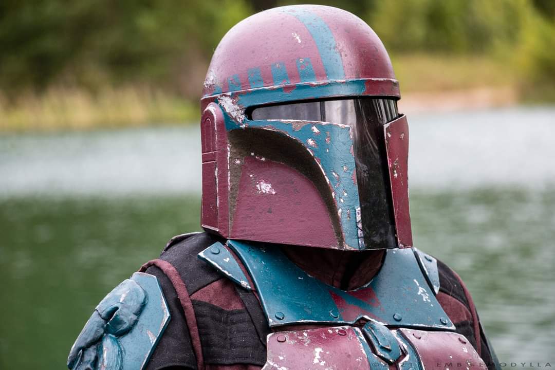 Emodylla's tweet photo. After a lot of changes from my original plan I finally got my #Mando #armour done and #approved by the #MMCC, I'm super happy to be a member of the Swedish clan Gaht Cabur.
#starwars #madebyme https://t.co/g0dlmyCr8s