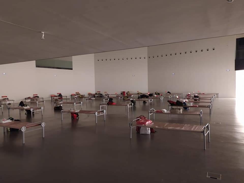 El <a href="/LIENZONORTE/">Lienzo Norte</a> alberga a 80 miembros del operativo de extinción que trabaja en #IFNavalacruz  🔥🔥👩‍🚒 procedentes de Burgos, Zamora y León. Gran esfuerzo el que llevan horas haciendo, al que se han sumado más de 120 personas de #BomberosÁv 🚒, #PolicíaLocalÁv y <a href="/ProteCivilAvila/">Protección Civil Ávila</a>