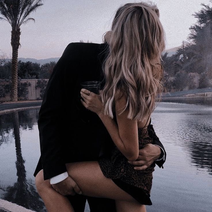 autoraluanaoliv's tweet image. ✨ O MEU LIVRO ENCONTRE-ME NO PARQUE VAI VIRAR FÍSICO E A PRÉ-VENDA ABRE DIA 18/08 

ele se passa nos anos 90 e tem várias referências da década, tem motoclub, bad boys, girl powers, strange to friends to lovers, summer love de deixar o coração quentinho. 

VEIO AÍ FAMÍLIA💜