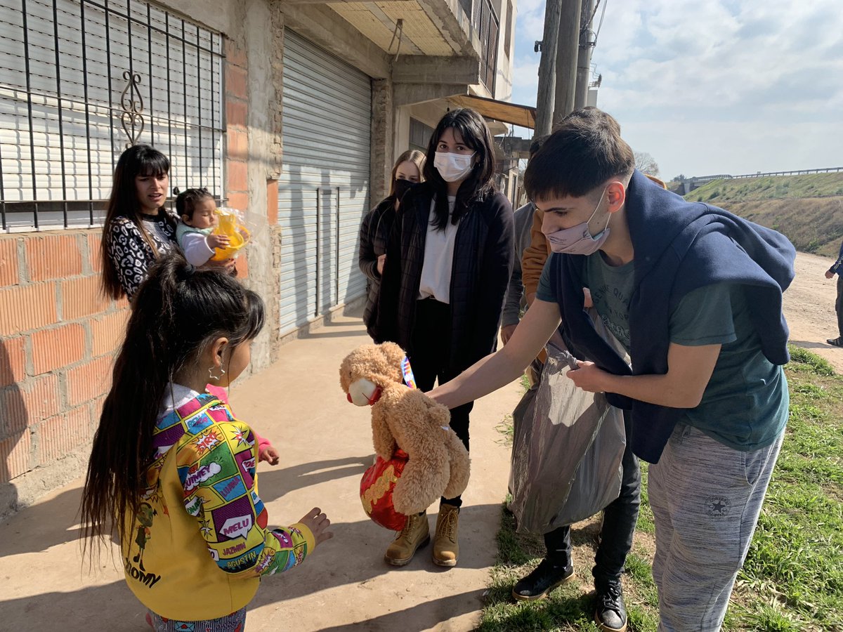 fdearma's tweet photo. ¡DÍA DE LAS INFANCIAS!

Esta mañana, parte del equipo visitó el barrio “Don Domingo”, ubicado en Mariano Acosta. 

Visitaron a los Vecinos casa por casa e hicieron una repartida de juguetes, para que todos los pibes del Barrio puedan pasar un lindo día. https://t.co/T1lXrA2CLP