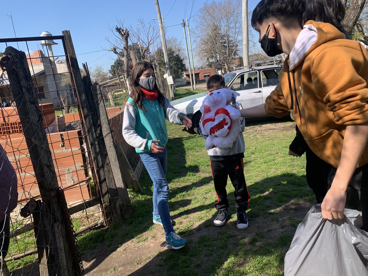 fdearma's tweet photo. ¡DÍA DE LAS INFANCIAS!

Esta mañana, parte del equipo visitó el barrio “Don Domingo”, ubicado en Mariano Acosta. 

Visitaron a los Vecinos casa por casa e hicieron una repartida de juguetes, para que todos los pibes del Barrio puedan pasar un lindo día. https://t.co/T1lXrA2CLP