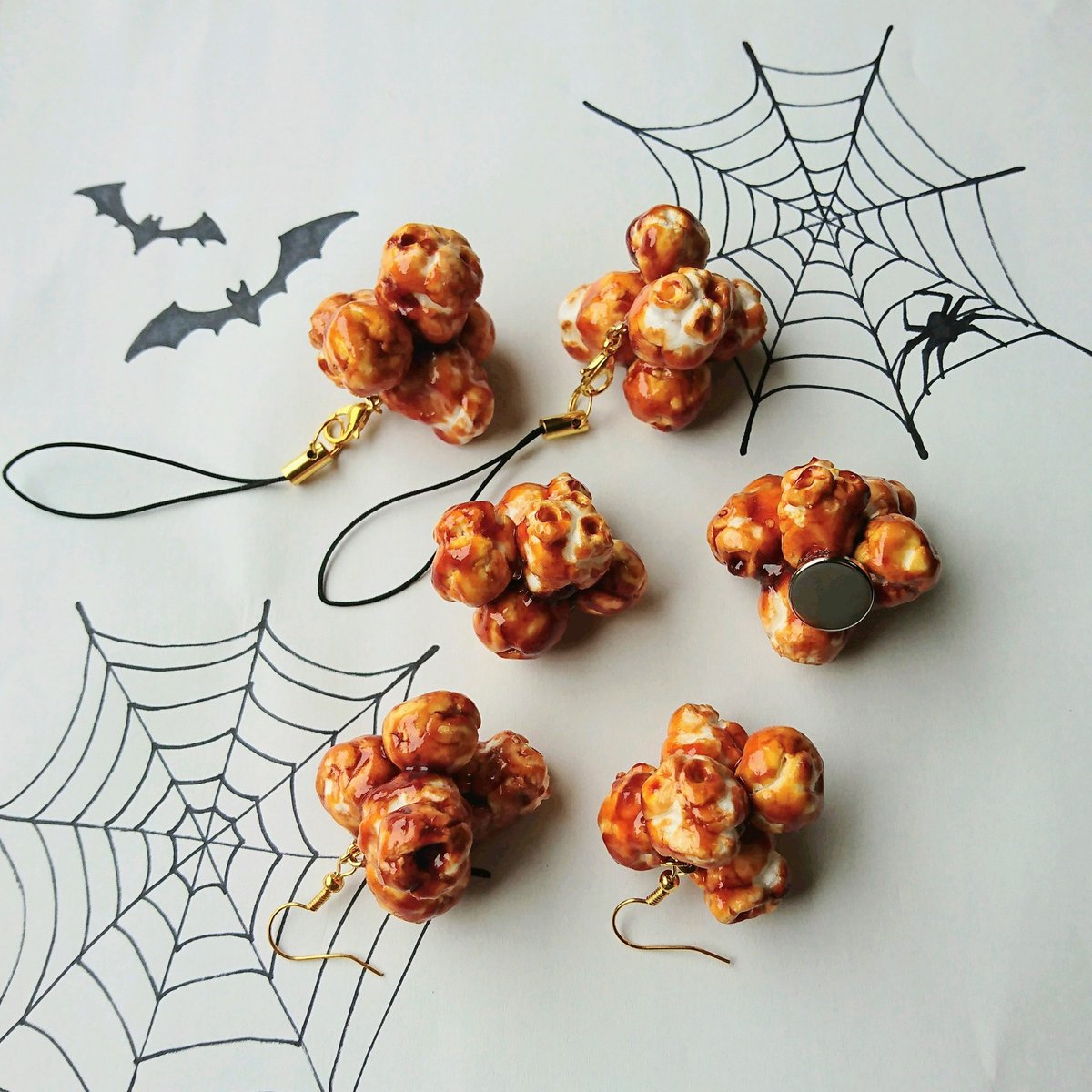 tsuno_mama's tweet photo. ハロウィングッズに、キャラメルポップコーン(ストラップ・マグネット・ピアス)はいかがでしょう?🍿🎃🦇
マグネットは、超強力磁石なので落ちにくく実用的✨
ハロウィン以外のおうちパーティーにもオススメです😆
https://t.co/qgMvRntWKR
#おうち時間
#おうち縁日
#おうちパーティー
#TOAMI https://t.co/EuvtFSZ6Im