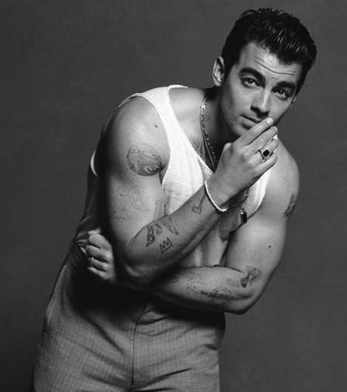 Happy Birthday to daddy Joe Jonas 