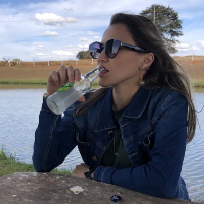 rithely_canedo's tweet photo. Agora sim uma foto que me representa, #cachaceira
#NovaFotoDoPerfil https://t.co/jynb8P95Iy