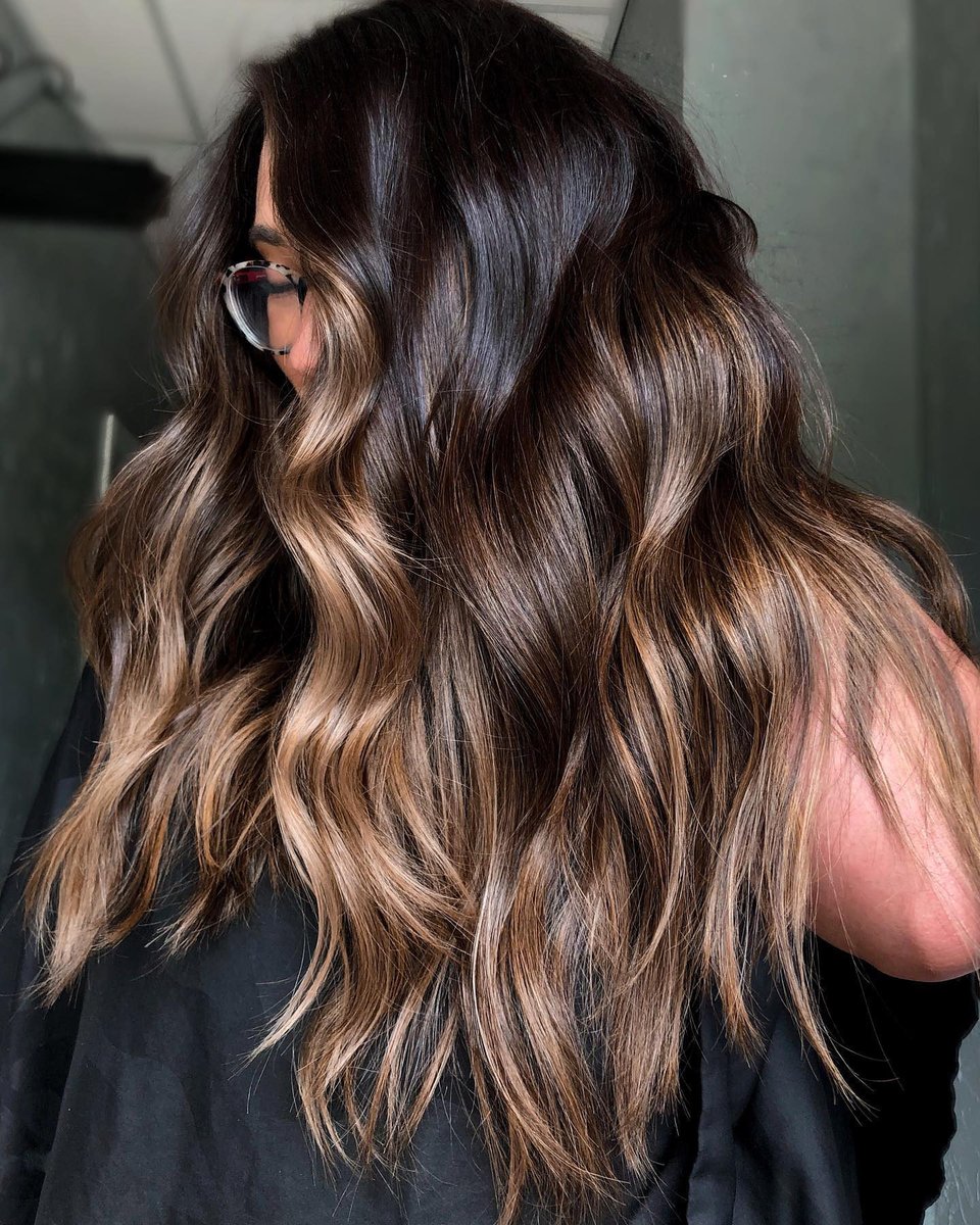 Caramel drizzle 🍮Julie Smith giving us some decadent hair inspo! 😍

Kenra Color Formula: 

🥮Lifted using Simply Blonde Blue Powder Lightener + 20 Vol
🍯Glossed with 8GB Demi + 9 Vol