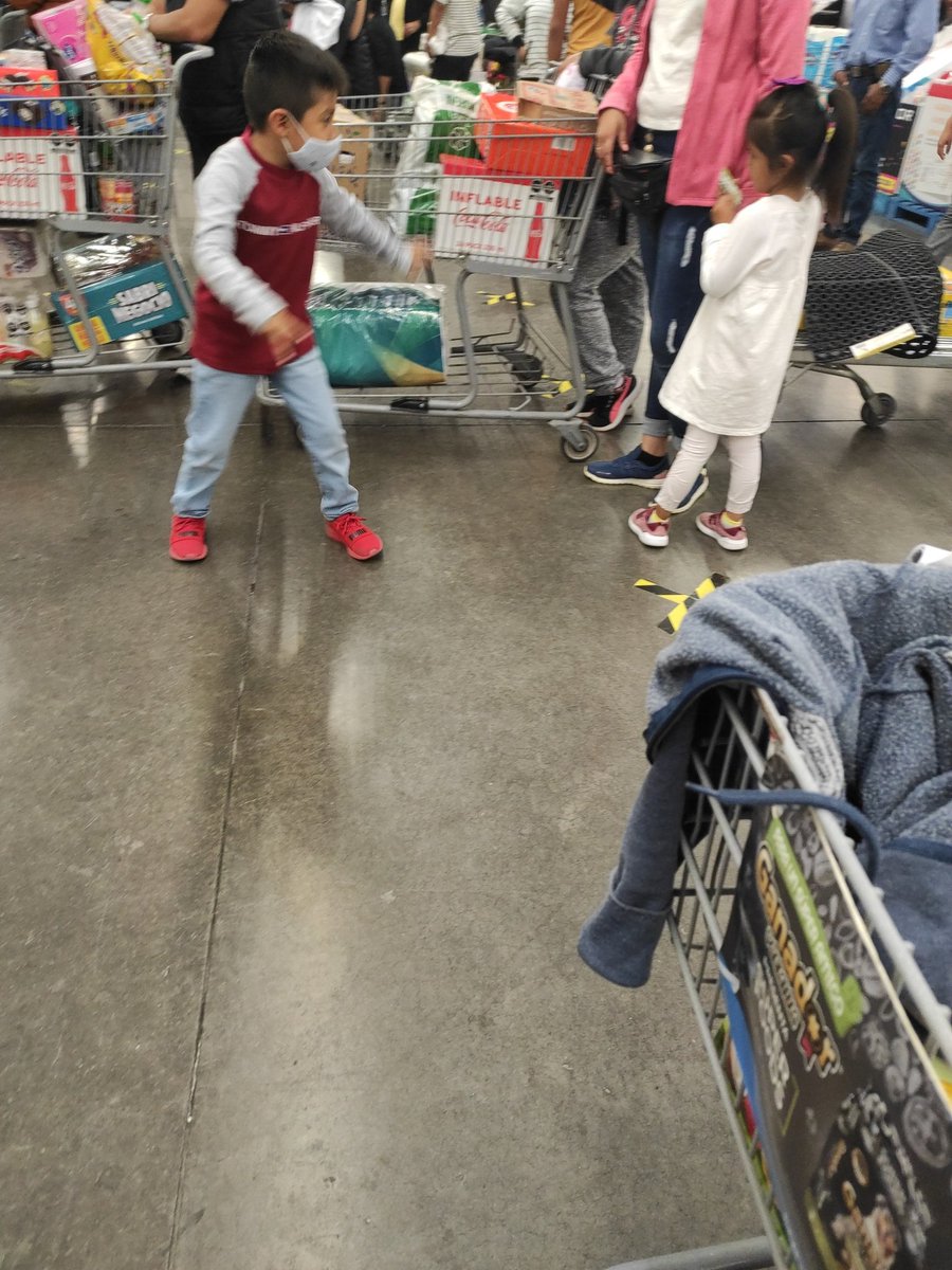 revemex's tweet photo. Los niños en centros comerciales, jugando, sin cubrebocas, llorando, la mamá poco puede hacer para controlarlos en la fila para pagar. Seguro en el salón de clases, se comportarán diferente, por eso URGE que regresen a la escuela 😏
#RegresoImprovisadoAClases https://t.co/0VZubjIFoq