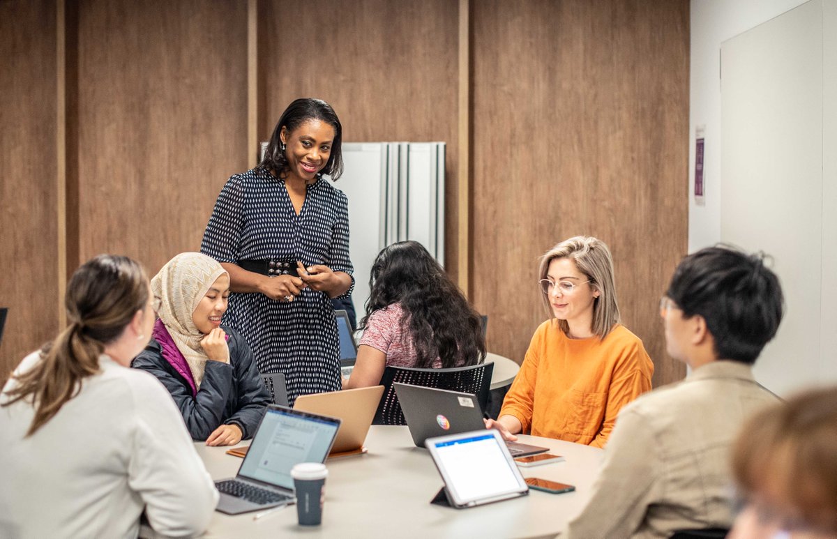 Тренинг грамотность. Рабочая тетрадь. Компьютер курсы. Взрослый человек за партой. Самосовершенствование учителя.