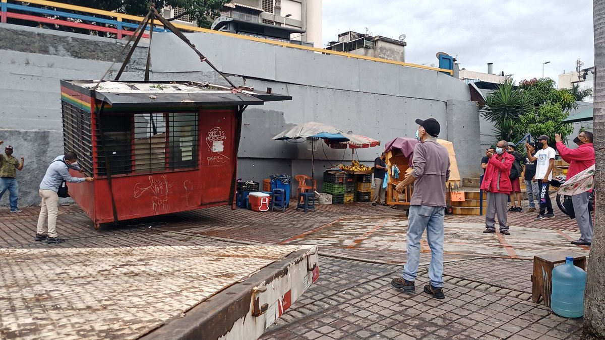 jogu642's tweet photo. Movilidad y Transporte Parroquia Sucre en conjunto con @metro_caracas y @PNBVzla en la reubicación del Punto de Control para asistir a trabajadores del Metrobus de la Ruta El Limón.
@NicolasMaduro
@delcyrodriguezv @metro_caracas @HAbreuMRT  @AlcaldiadeC @dcabellor @ciroangeldiaz https://t.co/iJKLfSNbkQ