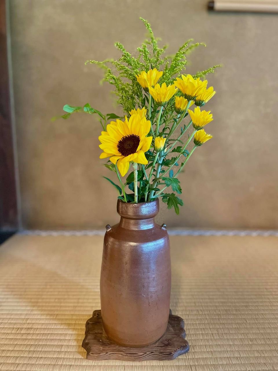 旧三井家下鴨別邸 公式 スタッフさんが床の間に活けてくれた 一輪の向日葵です 花材は向日葵 ひまわり ガザニア 背高泡立草 セイタカアワダチソウ 華やかな色彩が ジメジメとした空気を爽やかにしてくれています さて 明日8 16は 京都