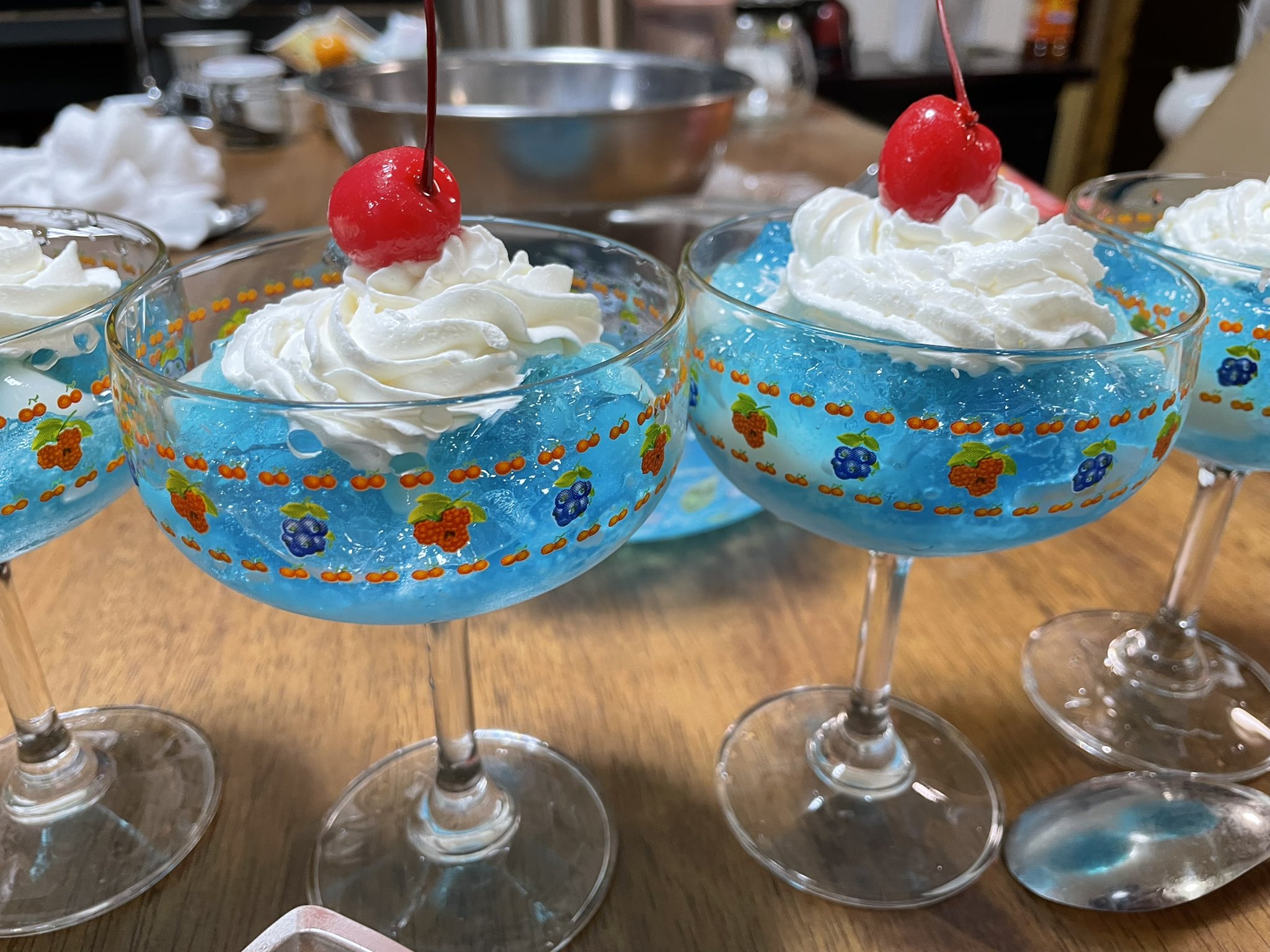 鯛ショー 夏らしいスイーツを作ってみました ブルーハワイソーダのゼリーと白玉 ホイップ さくらんぼ簡単にできて可愛いかなって思ってます 青は空 白玉 ホイップは雲 さくらんぼは太陽 夏空パフェって呼んでます T Co Fode0sx8r6 Twitter