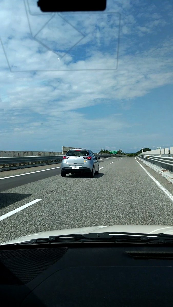 先日、北陸道にて煽り運転に合いました。
先に行かせて、追い抜かしていってからの前方で蛇行運転を繰返して、たぶん部活動用の学校バスの前を遮り蛇行運転、しかも最後は高速道路のど真ん中でブレーキ踏んで停止するという暴挙‼️これ、死亡事故起きててもおかしくないと思われる愚かなやつでした…💦