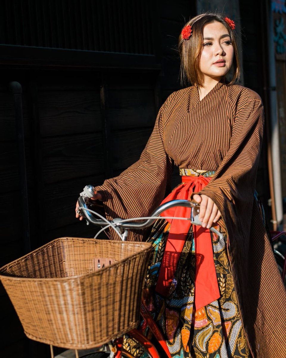 Sapa sing arep melu pit pitan?? Kiye mbakayune adoh temen lah yaaa dolane.. 

Jajal tak tes.. sing ngerti artine tak wenehi hadiah, gelem ora? Mangatusewu nggo limo pemenang.. mayan nggo tuku dawet karo mendo lah..