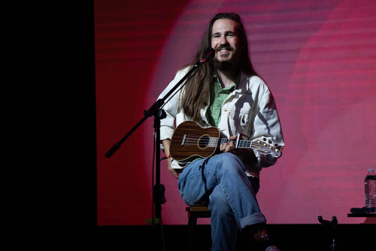Un cñor feliz tocando en León, Guanajuato. 🤍