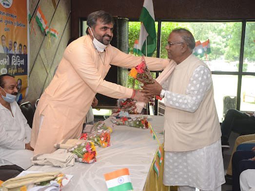 SJMGujarat's tweet image. गुजरात राजस्थान मैत्री संघ द्वारा कर्णावती में आजादी के 75वै अमृत महोत्सव पर कोरोना कर्मवीर सम्मान समारोह /कवि सम्मेलन। मुख्य अतिथि श्री @sspatel2012 (प्रांत कार्यवाह), विशिष्ट अतिथि श्री @AhirJivanbhai (प्रदेश महामंत्री सीमाजन कल्याण समिति),श्री संजयसिंह(विभाग संगठन मंत्री,ABVP)