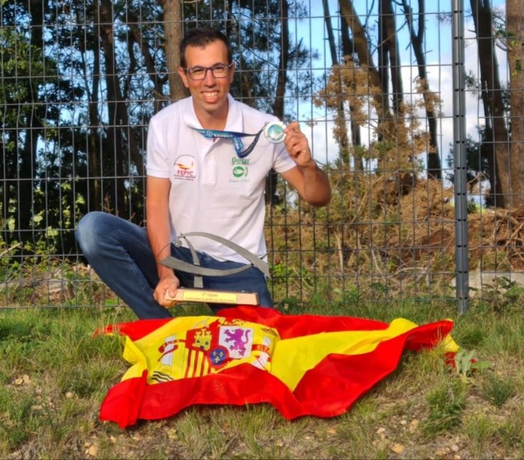 CARLOS LABRADOR MUÑOZ se proclama SUBCAMPEÓN DEL MUNDO con la selección nacional de pesca en la modalidad de agua dulce-cebador.
En Rieux (Francia). Hito histórico al ser la primera medalla para una selección española en un mundial de esta disciplina. @DXTextremadura