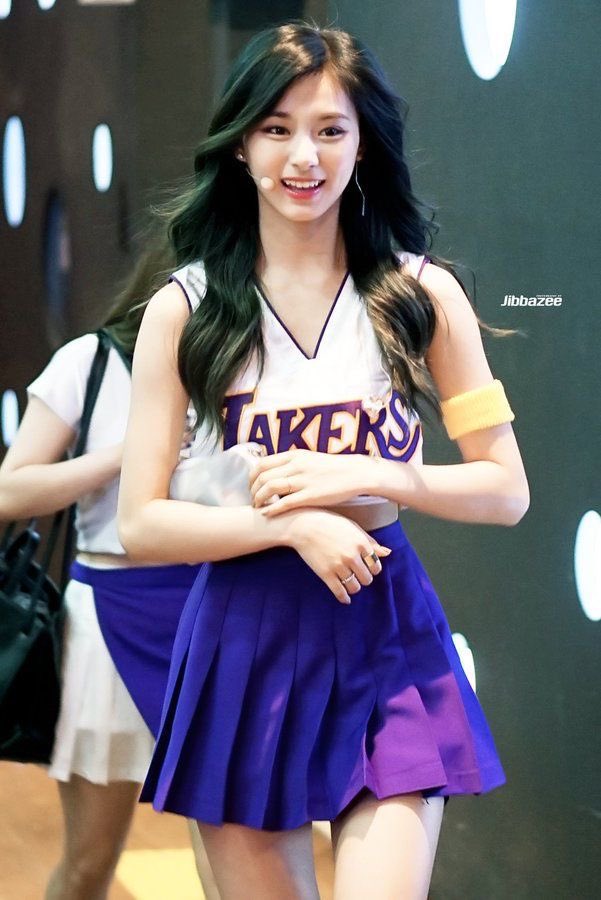 いちご ツウィちゃんのチア衣装 大好きすぎるのでフィギュアが欲しい Twice Tzuyu Twiceの衣装オタク Cheerup T Co Pev0bac2lg Twitter