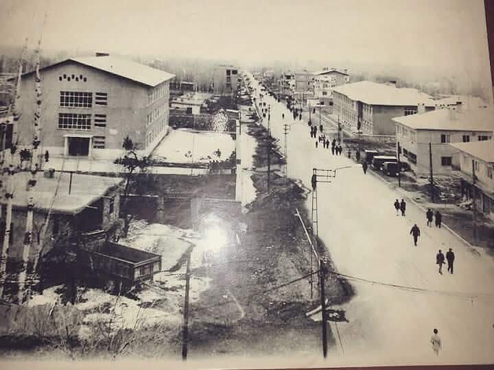 seher_beyoglu's tweet photo. Bir Zamanlar VAN Maraş caddesi 
ve Eski ticaret meslek lisesi ...🤎 https://t.co/dXGKLRRTPc