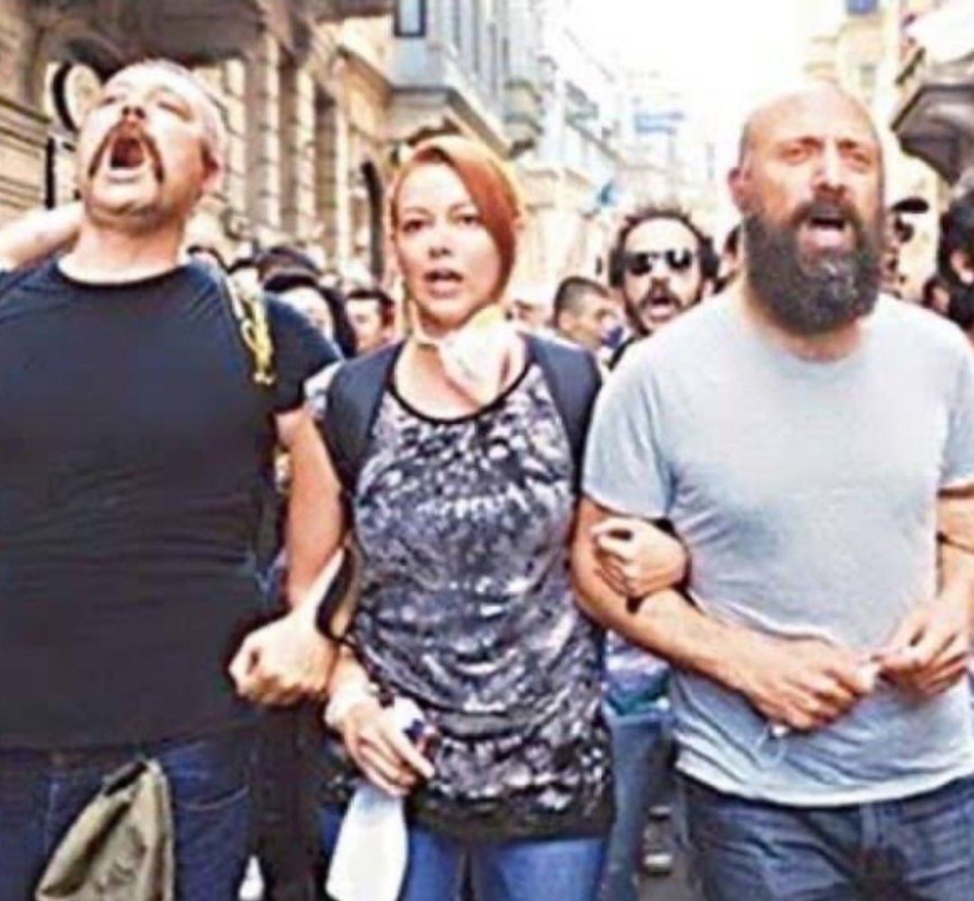 ZMudina's tweet photo. Sözde 'ağaç' için memleketin altını üstüne getiren sanatçı müsveddelerini, cayır cayır yanan Ormanlar ve canlarımız için tek bir söz söylerken gördünüz mü!
#WeDontNeedHelp
#TürkiyeTürkiyedenBüyüktür https://t.co/TjSStcGowy