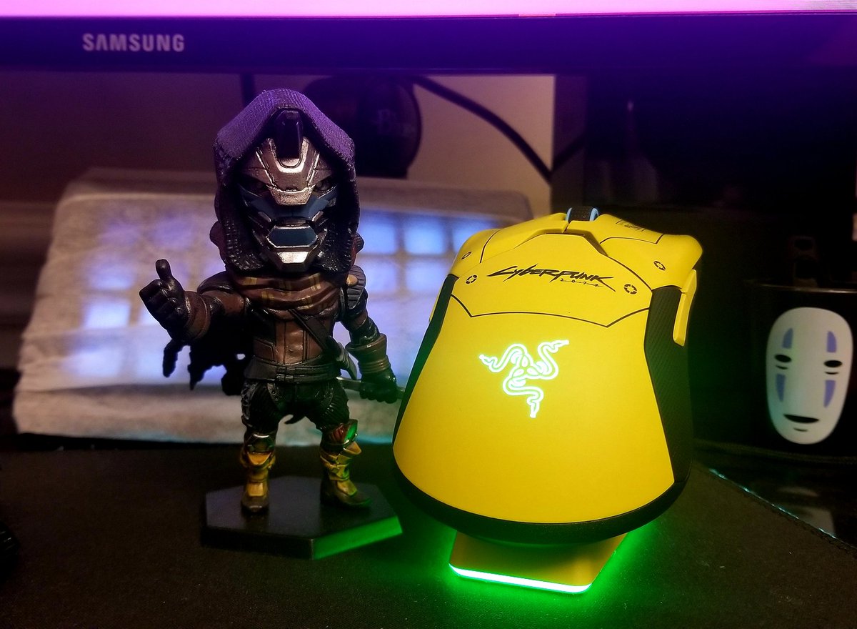 roninsisu's tweet photo. And here, we have Cayde-6 \(😭)/ inspecting my new @CyberpunkGame edition @Razer #razerviperultimate. Not only does he approve.... he HIGHLY APPROVES.... Now I can switch back and for between this and My #razernagatirnity 🤩🤩🤩 https://t.co/YSjHLAyQM7
