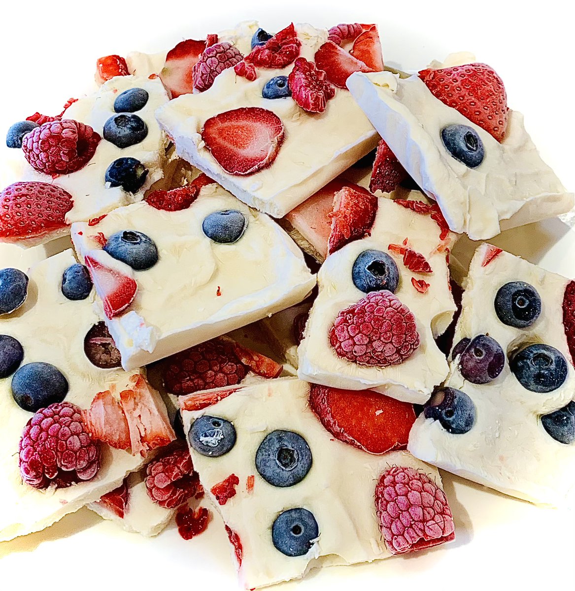 ds_dish_delish's tweet photo. This 4th of July (Red White &) Blueberry FroYo Bark is fun everyday of the year and the perfect after school snack! #4thofjuly #redwhiteandblue #blueberry #froyo #snack @driscollsberry has the recipe on their website! #berrytogether https://t.co/B7M7AxtXGl
