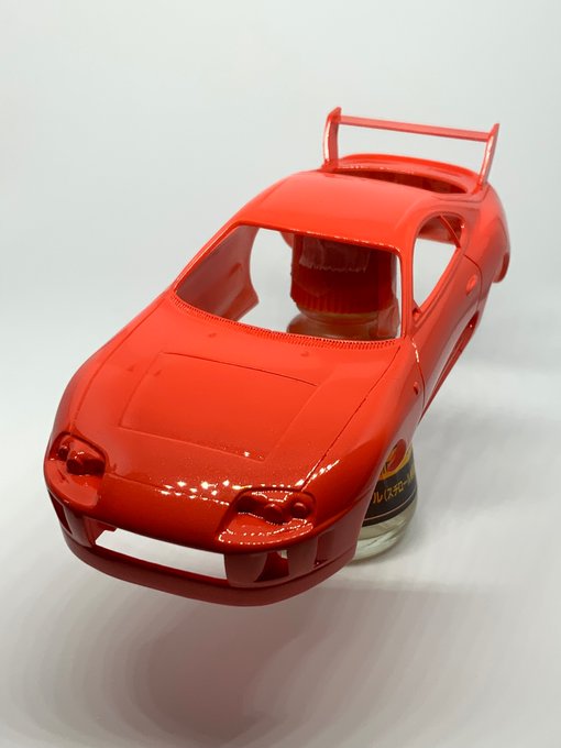 マイクロエースのスープラ改つくってる。スープラはグランツーリスモ2で丸くて愛嬌のある見た目とは裏腹に荒々しいエンジン音をうならせて走る姿が印象的なくるまだった🚗
ガイアのボトムスカラー?のオレンジで塗ったのだけど、赤みが強くてサーモンピンクに近い可愛い色ですね。 