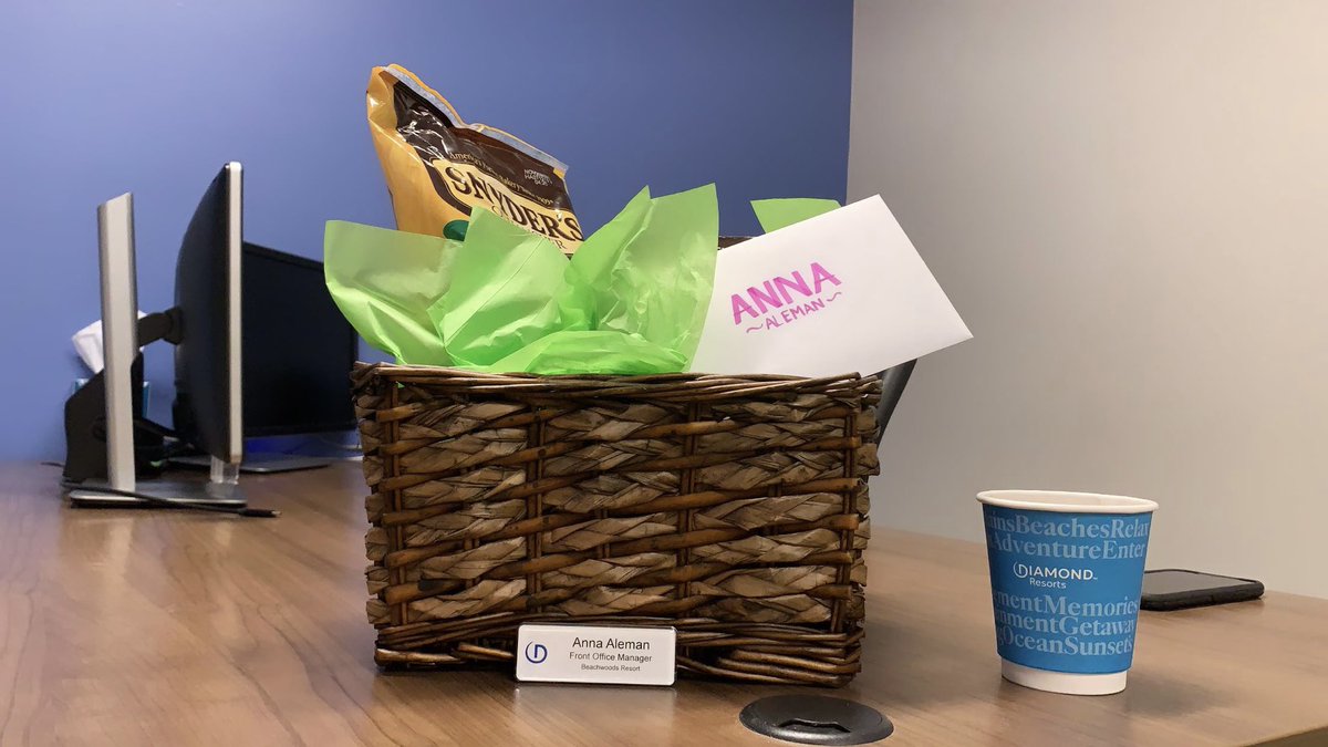 New office! New promotion! Thank you <a href="/AGrebiner/">Amanda Grebiner</a> <a href="/Yalell2/">Yalell</a> for this amazing opportunity 🤩 can’t wait for what’s to come! #DiamondResorts #DiamondResortsCareers