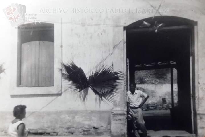 Paradoxa28's tweet photo. #Fototeca, Descripción: Mujer y hombre frente a un portal en #SanMigueldeComondú, #Comondú, #BajaCaliforniaSur.

Fecha de toma: ca. de 1955. Número de inventario: 7165.
De la donación de la Profra. Jackeline Verdugo.

#CulturaBCS 
#BCSCuentaConNosotros https://t.co/mdH2vs7Z3A