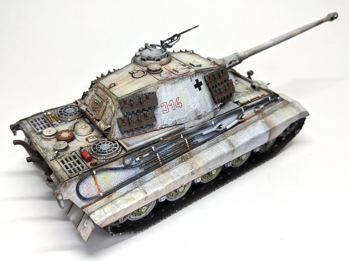 1/48 ドイツ重戦車キングタイガー(ポルシェ砲塔)完成です🎉 パテを使っ