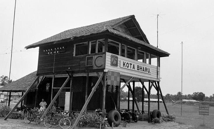 hashimmm_muhd's tweet photo. Gambar klasik Lapangan Terbang Sultan Ismail Petra Kota Bharu.

Lapangan terbang ini pernah menjadi landasan Tentera Udara Diraja British dan juga tempat pendaratan pertama orang Jepun di Malaya semasa pendudukan Jepun pada tahun 1941.
#infosejarah #sejarahkelantan https://t.co/ouoAKiZPEB