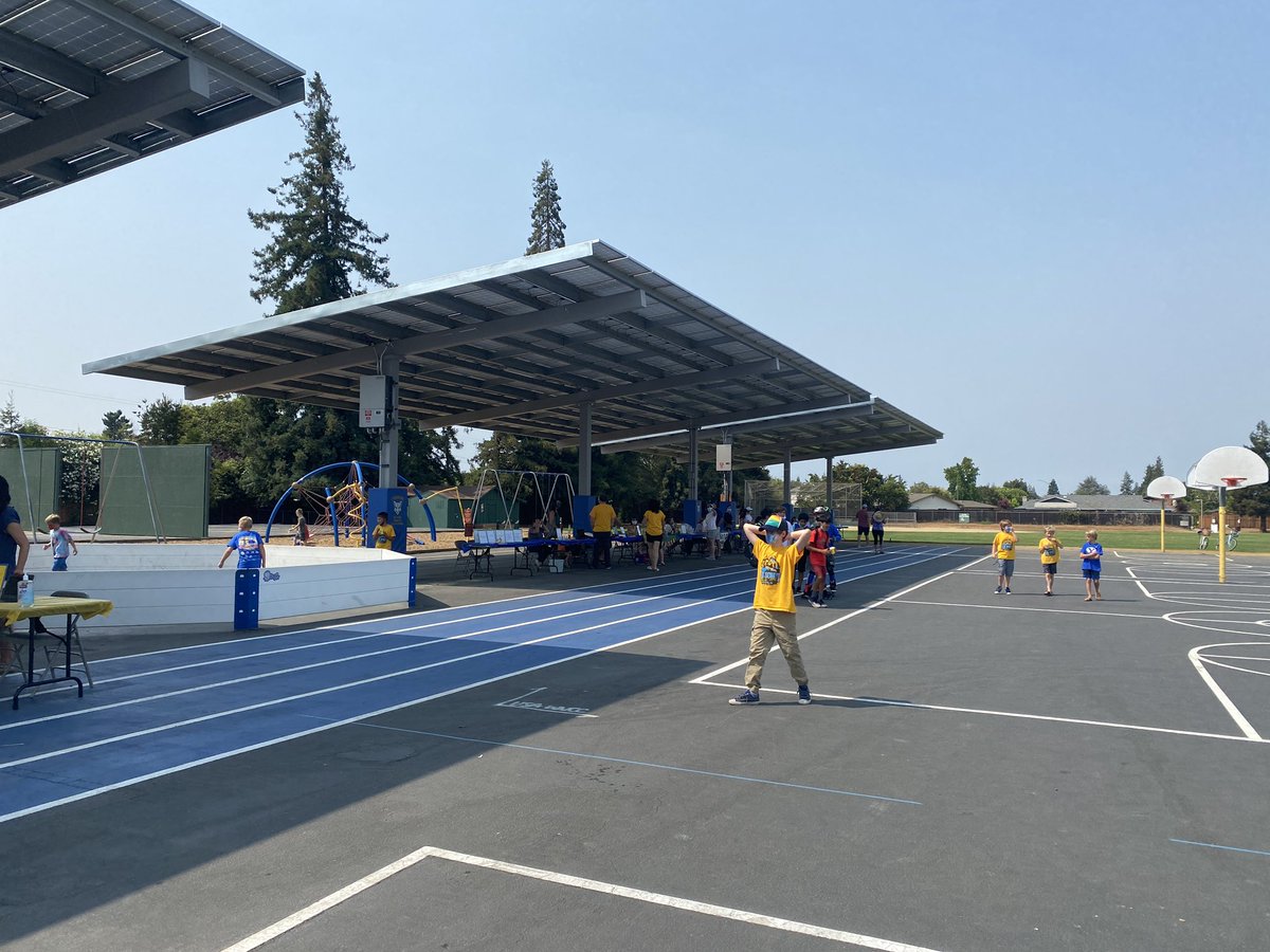 It was great to connect with new families and reconnect with returning families on the Oak Avenue Campus this afternoon.  How exciting that after 17 months we could all finally — safely be together.  I can’t wait for the new school year and see those Oak Cougars! <a href="/kattell/">kimberly attell</a> <a href="/lasdk8/">LASDK8</a>