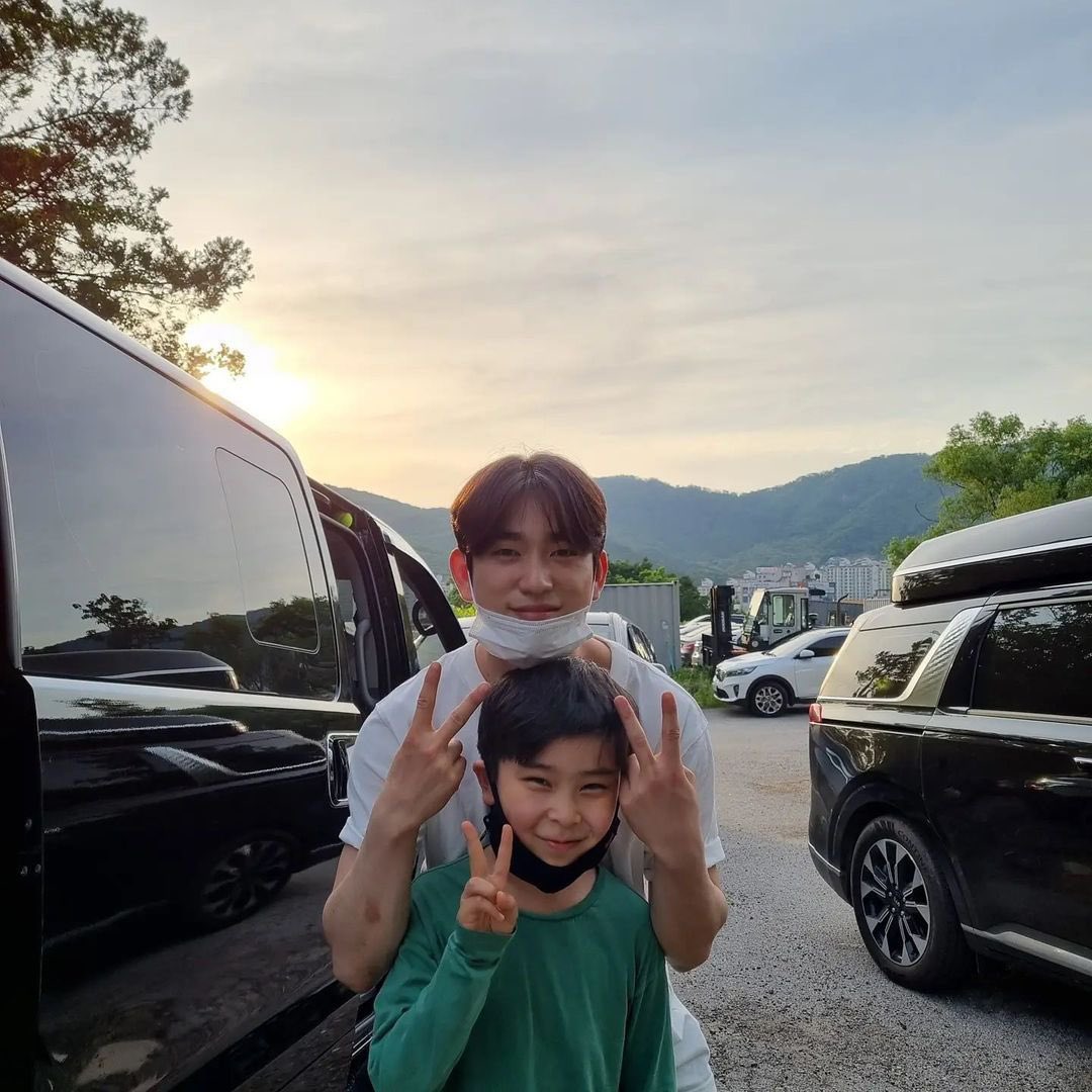 [🍑] จดหมายถึงพี่จินยองจากน้องคิมซูฮยอน นักแสดงเด็กในเรื่อง

💌 คุณนักแสดง “จินยอง” ที่กำลังแสดงให้เห็นภาพลักษณ์สุดเท่ใน The Devil Judge อยู่ตอนนี้

เมื่อก่อนเราเคยเกี่ยวข้องกันด้วยประโยคที่ว่า ‘หาเจอสักที!’ จากละคร WMLB คราวนี้ได้ใกล้ชิดกันมากขึ้นทำให้ซูฮยอนมีความสุข

#Jinyoung