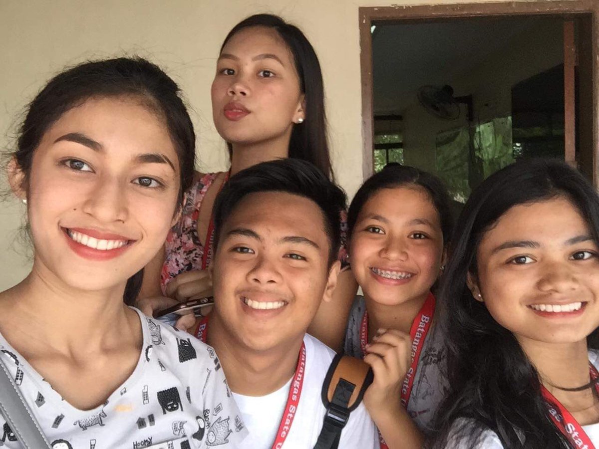 lhexterdimaano's tweet photo. To my first college friends na literal ang name ng grupo ay kung ilan kami, LIMA KAMI🥴 @jannajazmine @paulyndaaa @MarianneCatibog insert ke mau! apaka ingay nyo po misa ng cabeihm, buti mabait ako HAHAHAHA wahhh mishuu fam🥺

#TheEncounter 
#PBFirstDayHigh 
#ZitoRedSpartans https://t.co/sGflpv5LtM