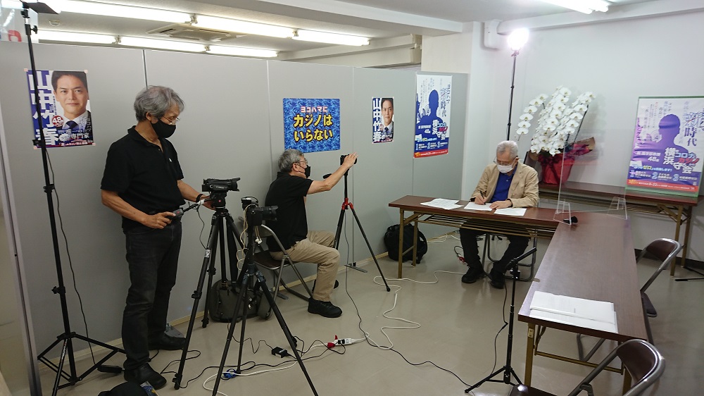 YMEAction's tweet photo. 15日午前、横浜市長選アクションとして単独インタビュー実施。選挙事務所での開始前準備風景の一コマ。内容は近々発信します。スタッフは全て当アクションのメンバー、横浜市民です。それぞれの強みを発揮しています。sa　＃横浜市長選挙　＃横浜市長選　＃山中竹春 https://t.co/zTyBeWczkd