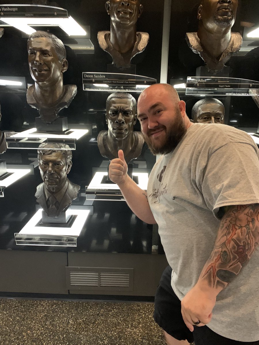 Fanatix_mike's tweet photo. @ShannonSharpe hung out with your HOF Bust today!!!! https://t.co/TgFRdkIKNp