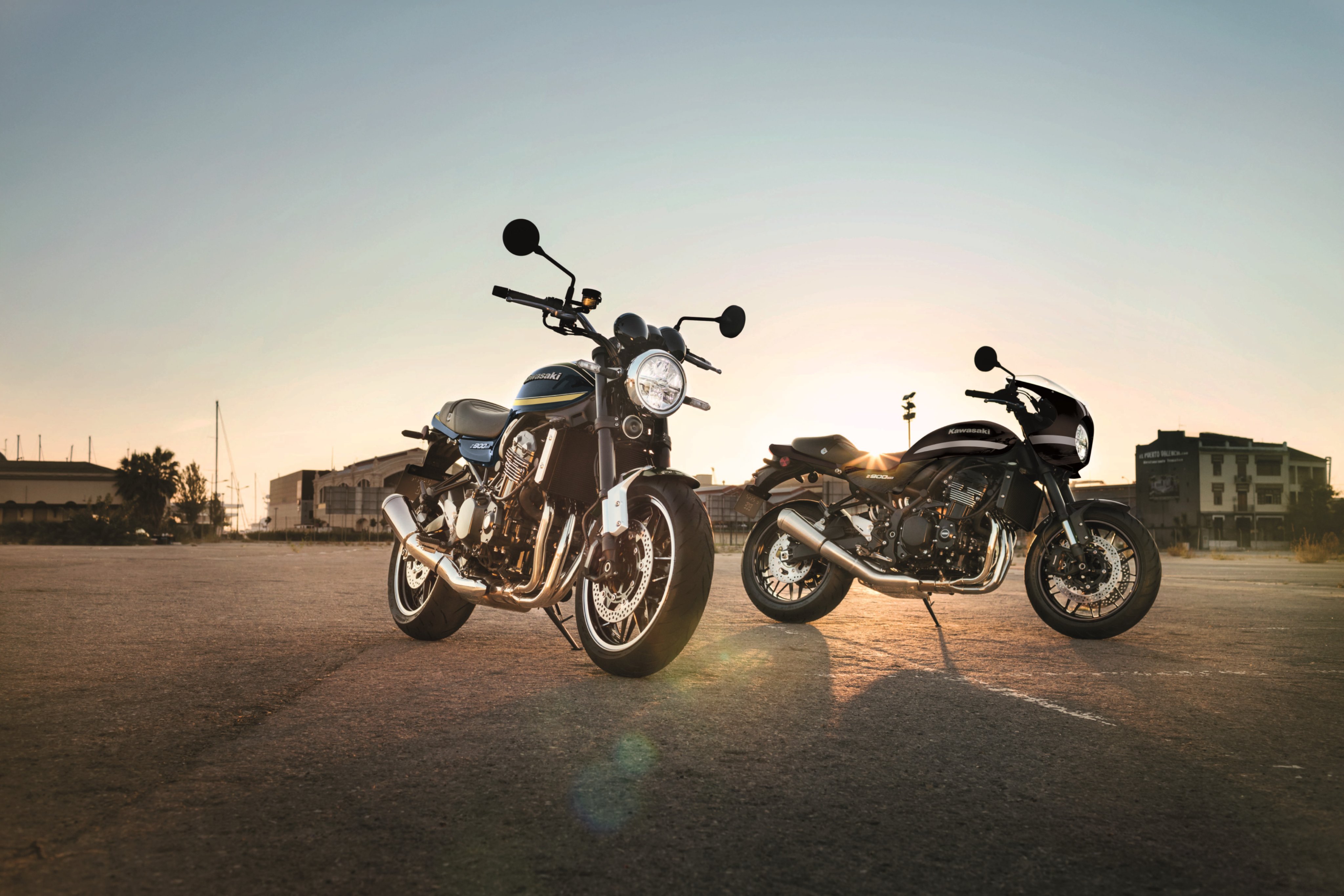 カワサキモータースジャパン クラシカルな雰囲気のスタイルに現代のクラフトマンシップを融合した Z900rs とカフェレーサースタイルのz900rs Cafeのnewグラフィックが登場 発売日 21年9月1日 水 発売 詳細はこちら T Co Xxvk8nckwz
