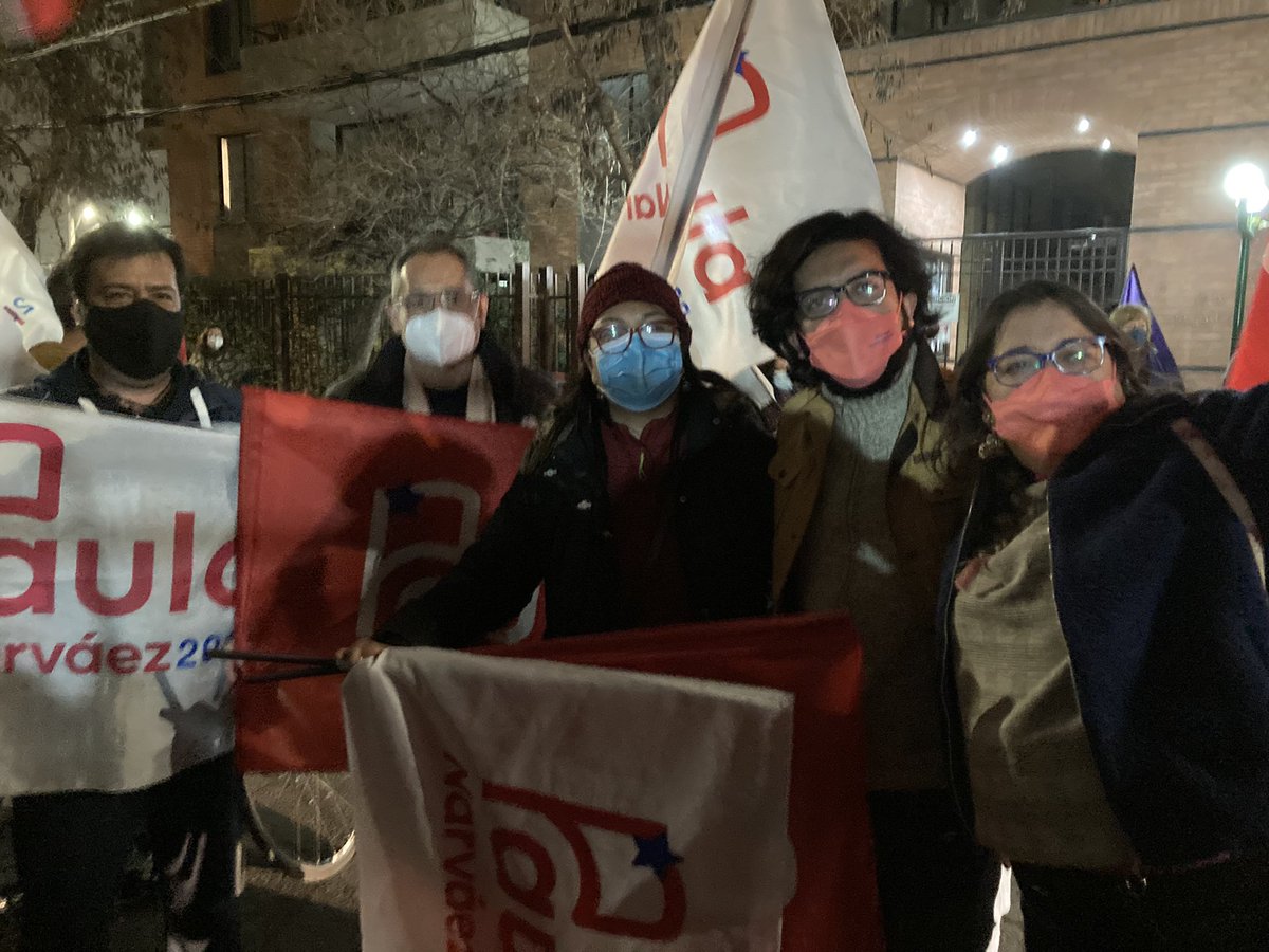 StgoconPaula's tweet photo. Hoy recibiendo a nuestra querida @paulanarvaezo a las afueras de @TVN antes del #DebateUnidadConstituyente de hoy.  Creemos firmemente en la propuestas transformadoras de Paula #Narváez #YoVotoNarváez https://t.co/YzKZzRhoL9