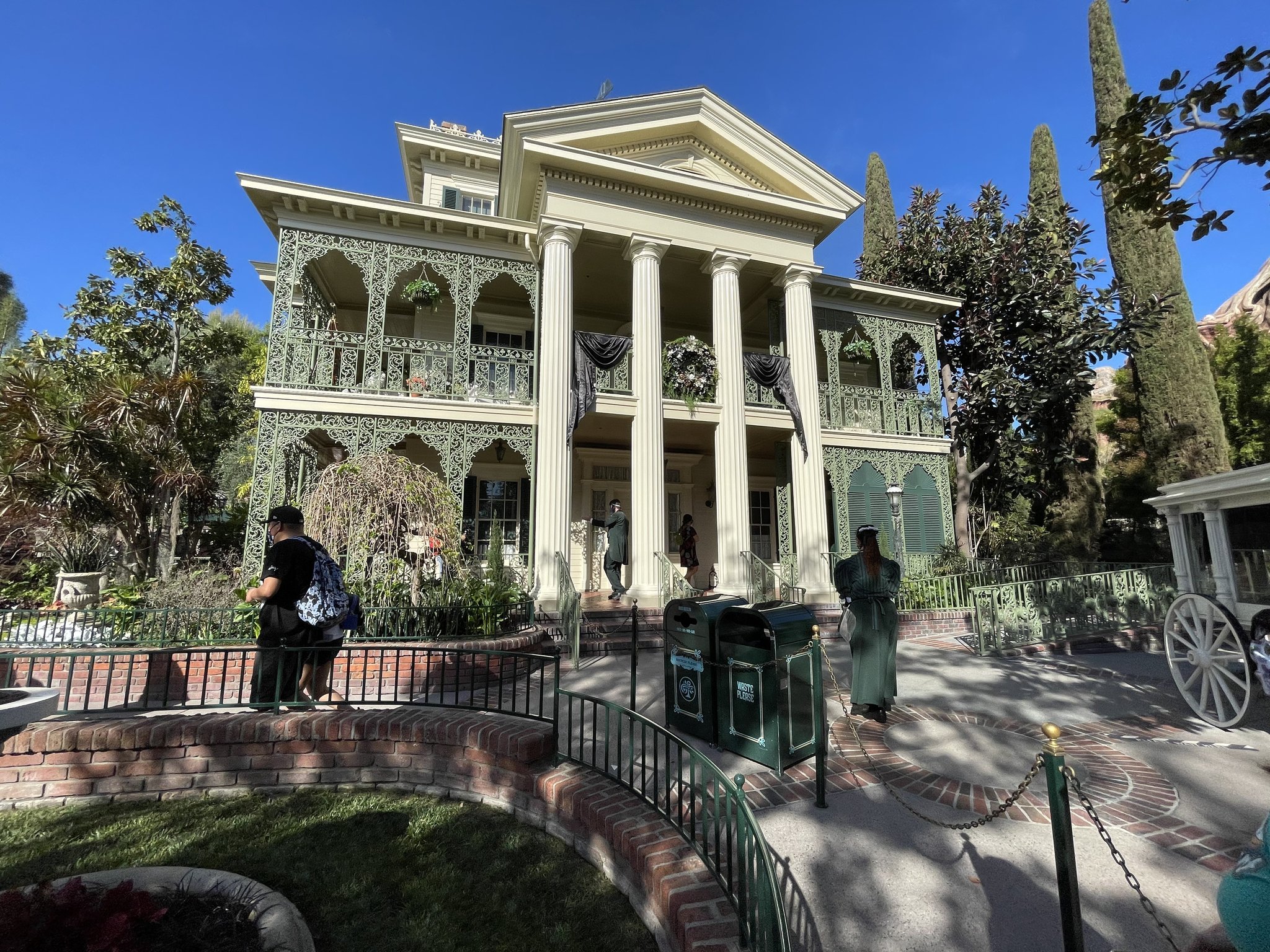 David Vaughn on Twitter "The Haunted Mansion in Disneyland is now closed for refurbishment. The