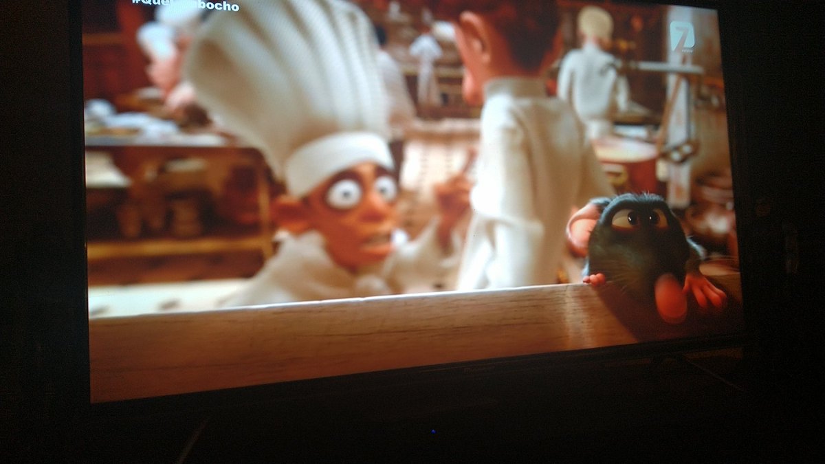 davidcors1's tweet photo. #QuéChabocho es estar con mis hermanitos Pablito y Rafa cenando lechita y galletitas y disfrutando de Ratatouille a través de @AztecaSiete en Platinum https://t.co/8ynPVBCbWc