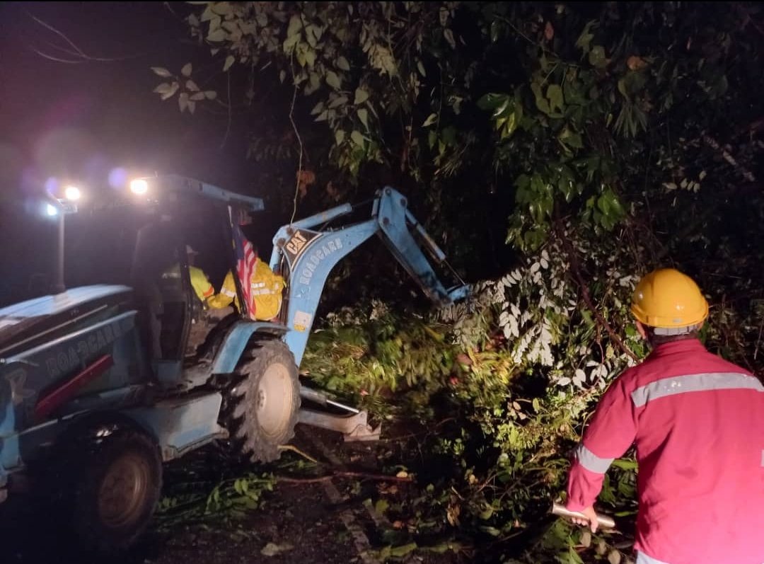 RcBentong's tweet photo. #teamroadcare kerja bersih #pokoktumbang di #FT55-TRANUM - GAP - 39
@MOWorks @JKRMalaysia @ZTTCSFJ @Roadcare_HQ @JKR_Raub @JKRPAHANG @Roadcare_Phg @dzakir76 https://t.co/uPVhHdarsX