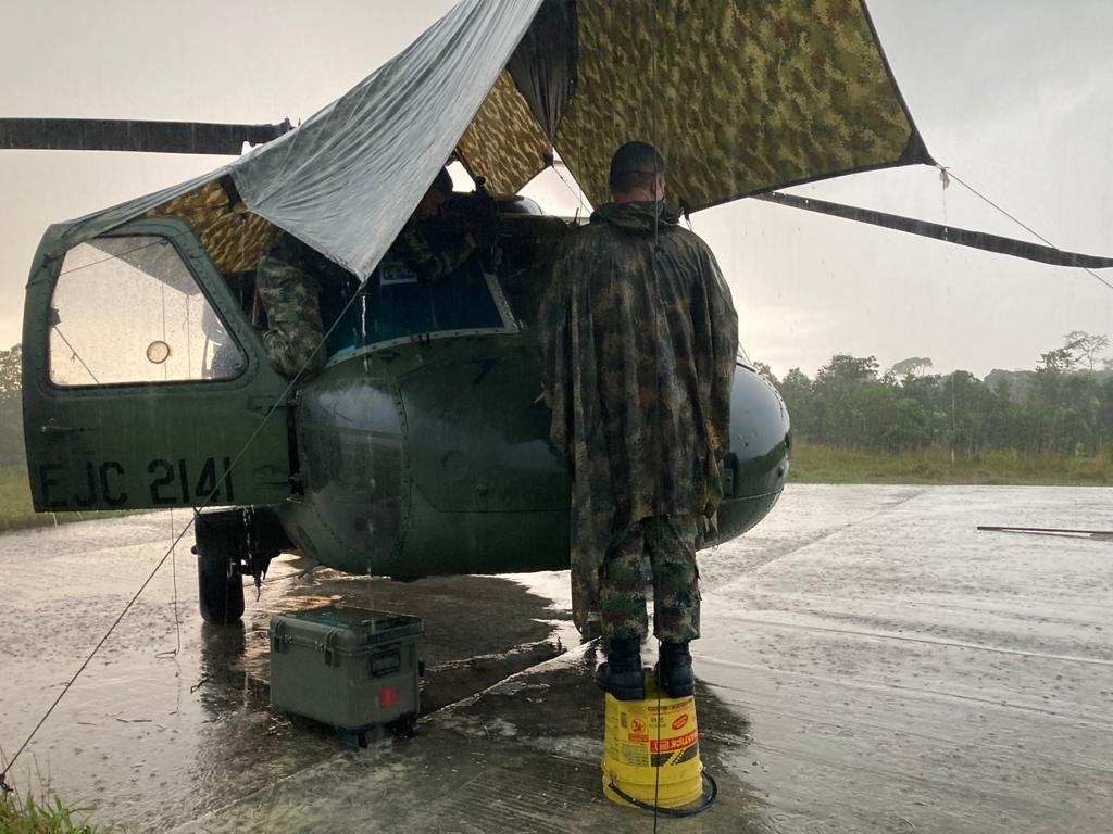 Ejercito_Davaa's tweet photo. Aún en las mas difíciles condiciones, los soldados aviadores del Batallón de Mantemiento de Aviación N.º2 de la flota #BlackHawk de #BrigadaAviación32, garantizan el mantenimiento de estas aeronaves para el cumplimiento de la misión. 
#SomosSuEjército https://t.co/Hm4unpMpyv
